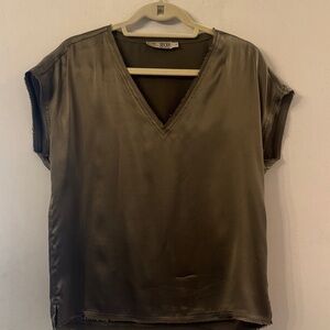 GO BY GO SILK Size Small Silk V-Neck Blouse in Dark Olive